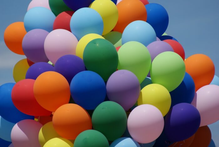 Pourquoi les ballons de baudruche à l'hélium finissent-ils par