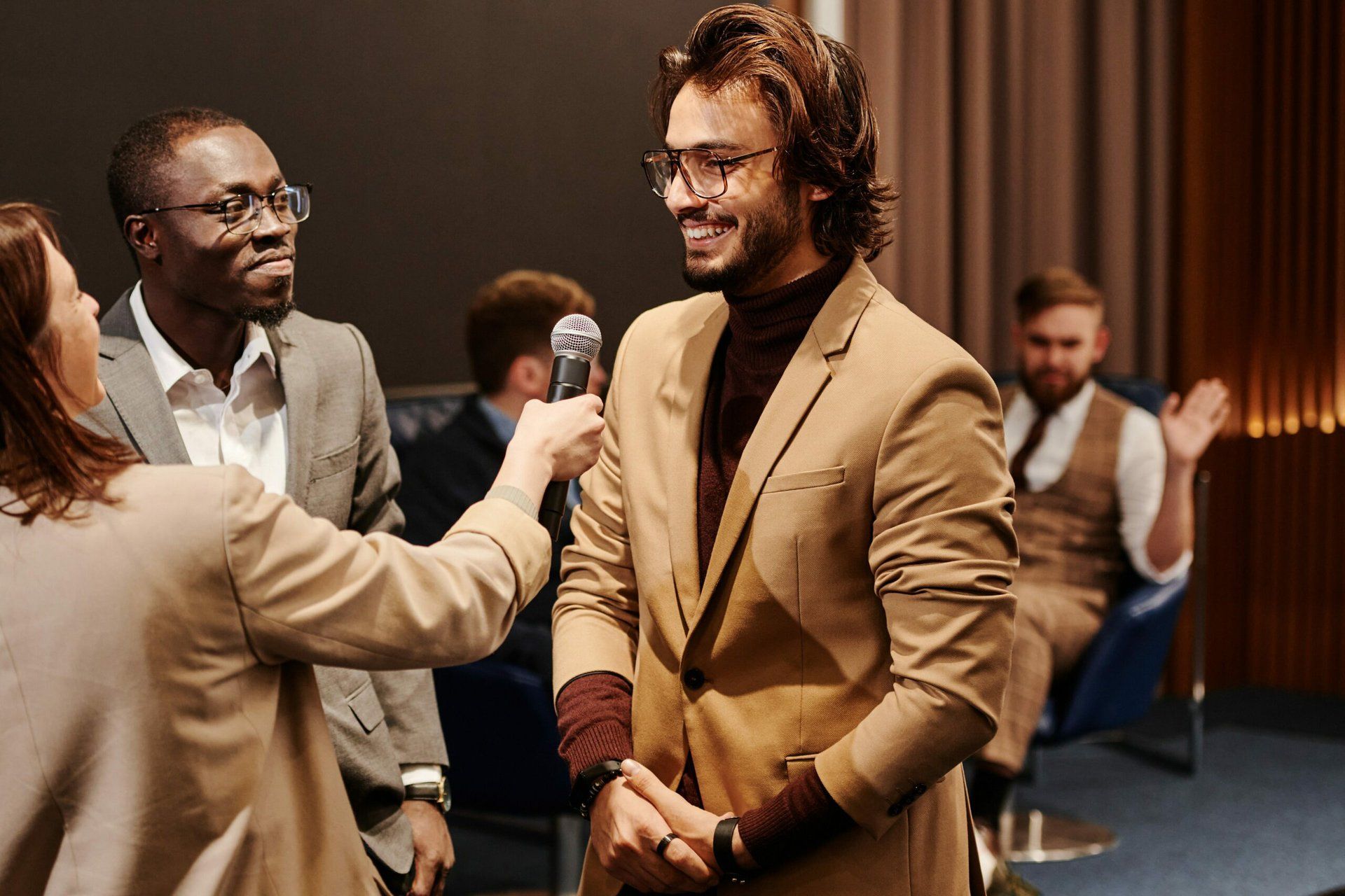 homme d'affaires donnant une interview
